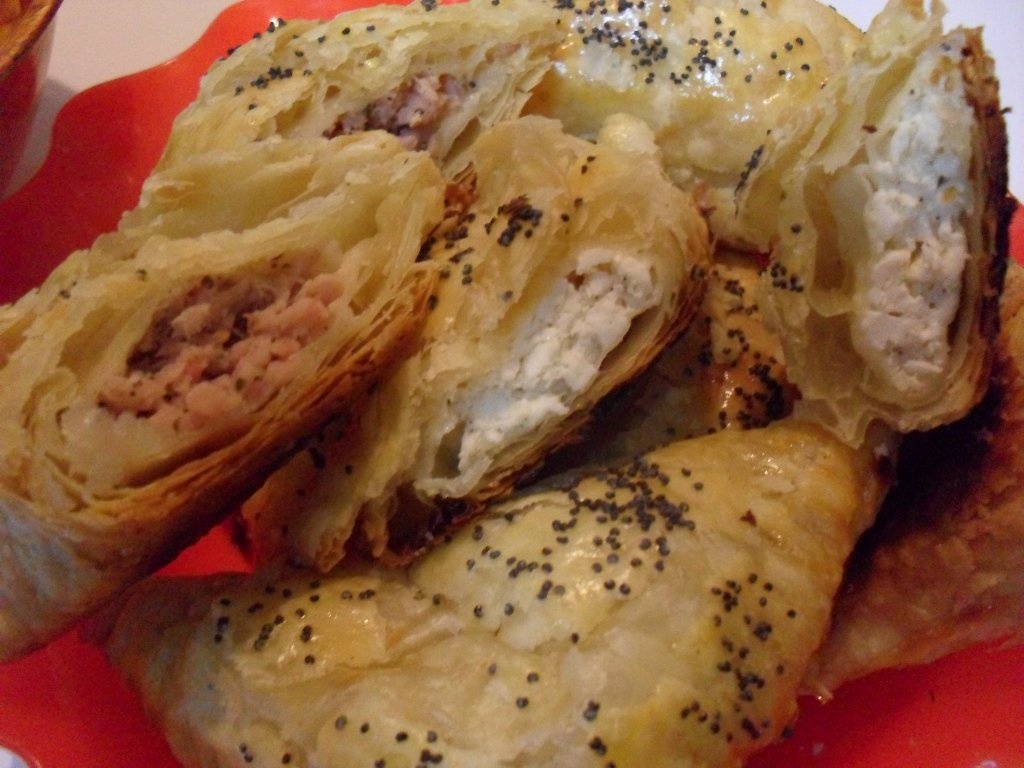 Triunghiuri cu branza sau cu sunca