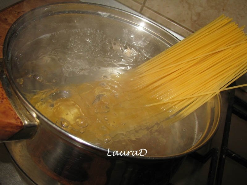 Spaghete cu sos acrisor