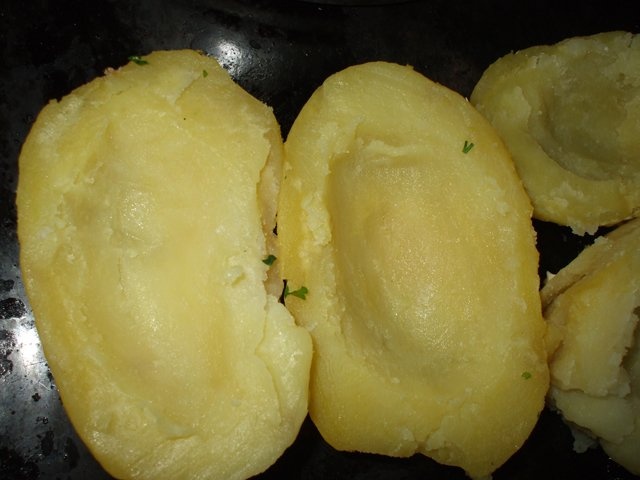 Cartofi umpluti cu branza la cuptor