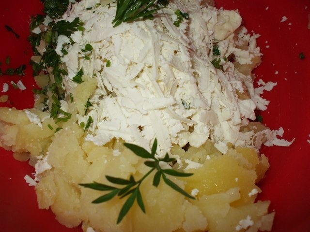 Cartofi umpluti cu branza la cuptor