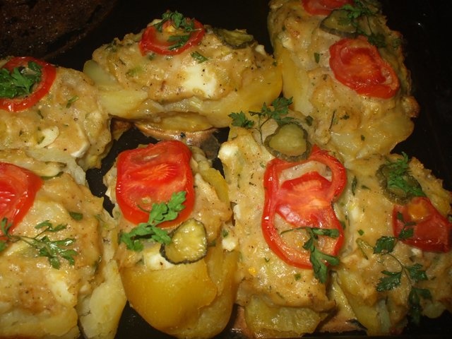 Cartofi umpluti cu branza la cuptor