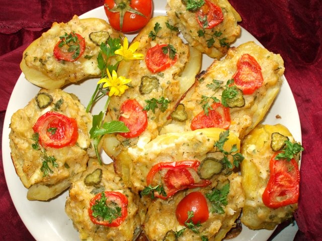 Cartofi umpluti cu branza la cuptor