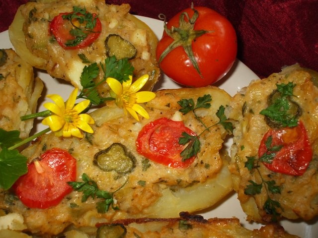 Cartofi umpluti cu branza la cuptor