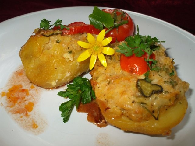 Cartofi umpluti cu branza la cuptor