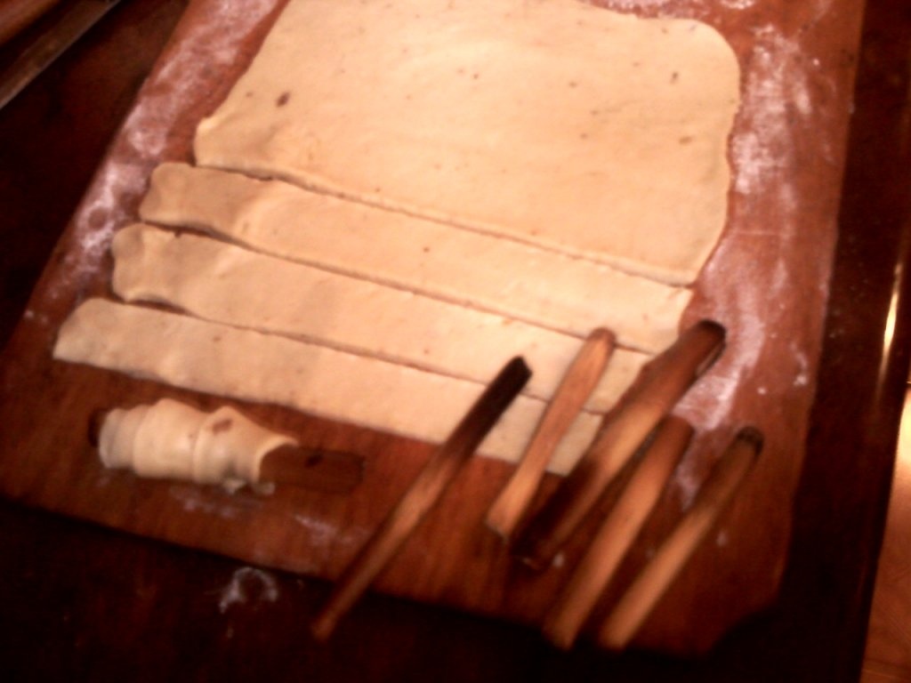 Cornulete rulate umplute cu crema de lamaie