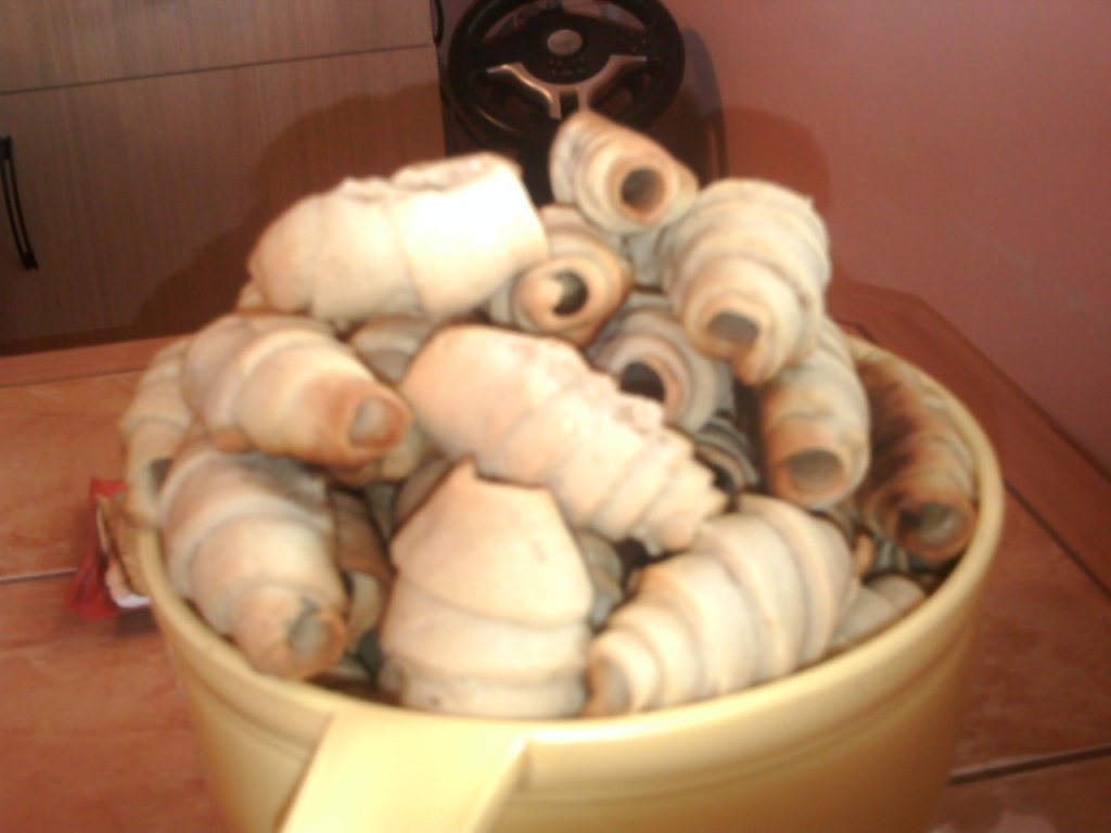 Cornulete rulate umplute cu crema de lamaie