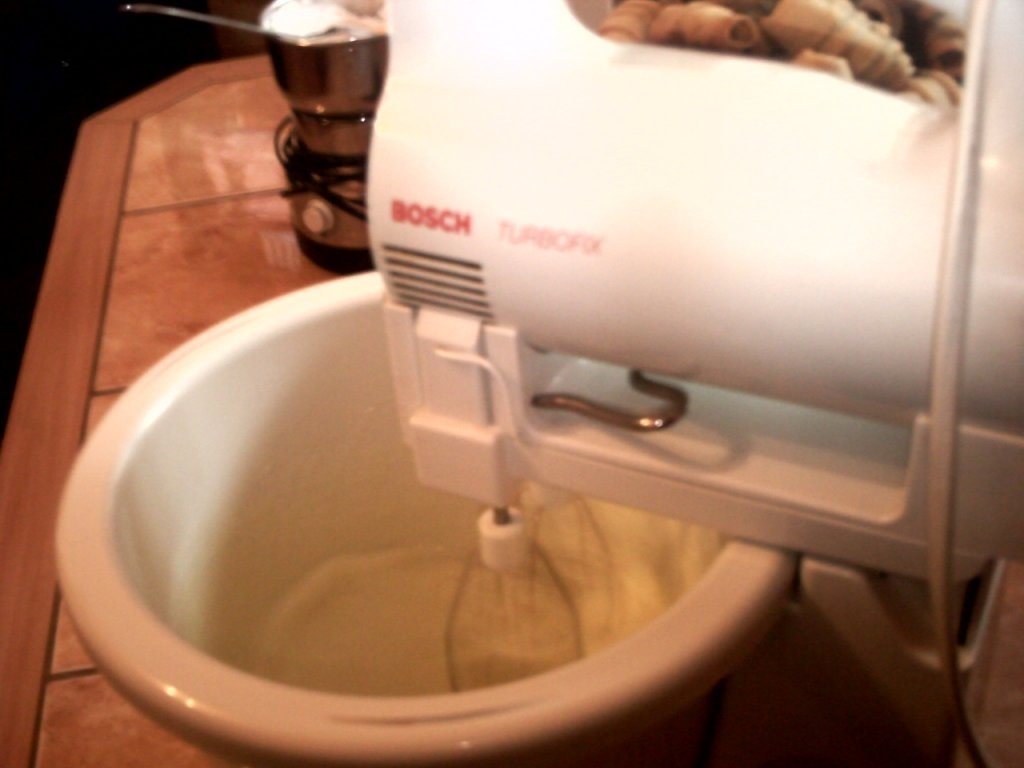 Cornulete rulate umplute cu crema de lamaie