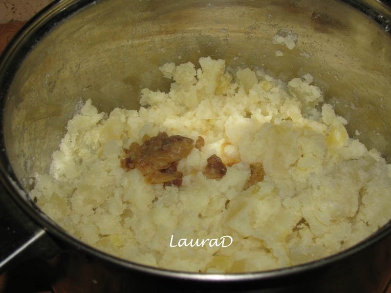 Ficatei de pui cu sos aromat si piure de cartofi cu usturoi