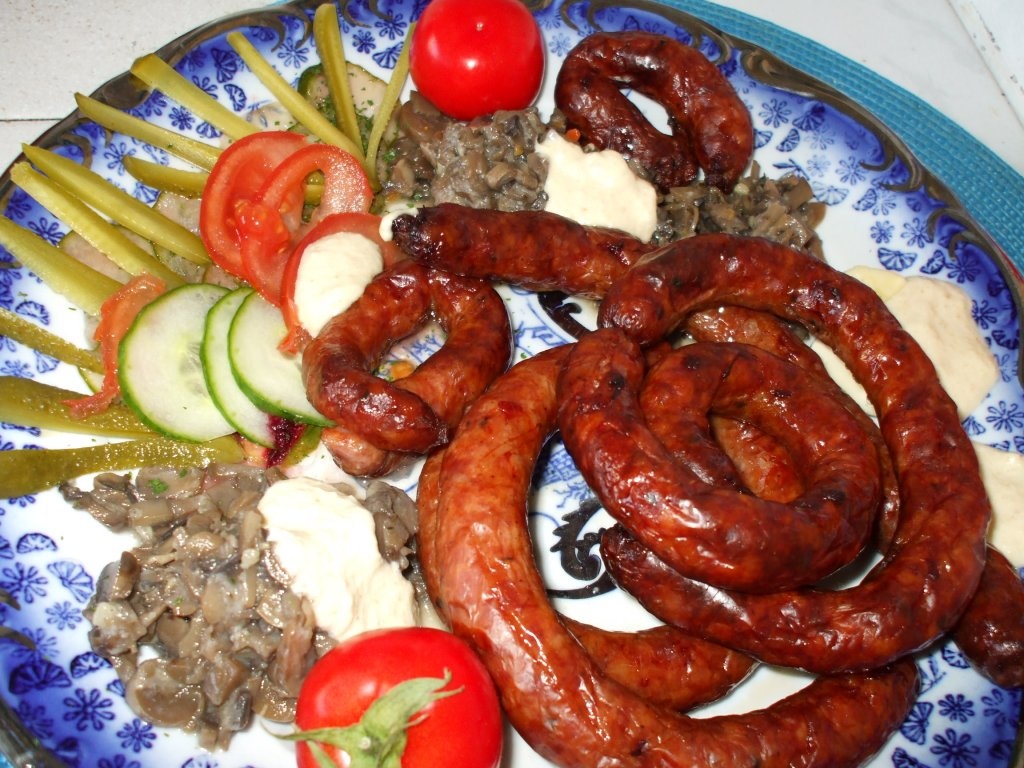 Carnaciori la gratar cu garnitura de ciuperci