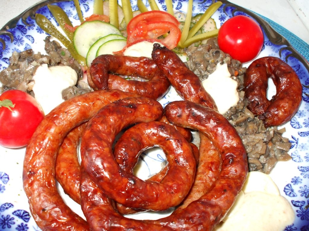 Carnaciori la gratar cu garnitura de ciuperci