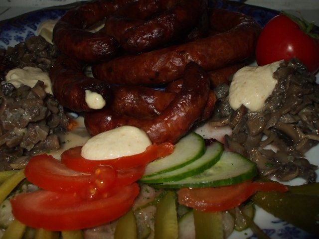 Carnaciori la gratar cu garnitura de ciuperci