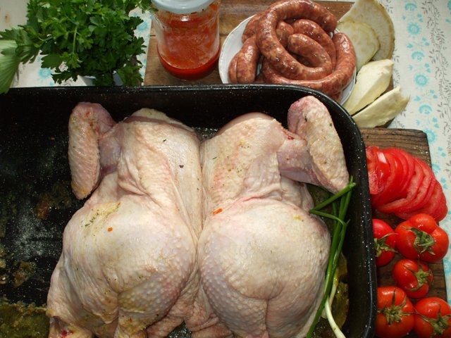 Pui la cuptor cu carnati si rosii