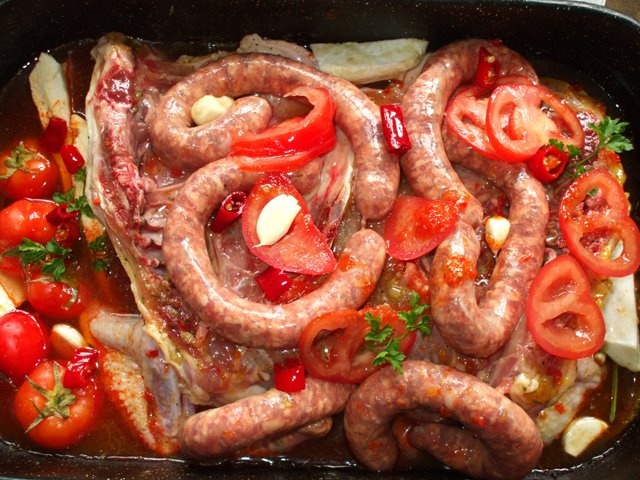 Pui la cuptor cu carnati si rosii