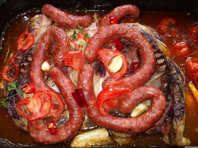 Pui la cuptor cu carnati si rosii