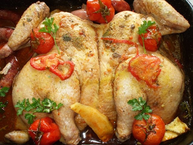 Pui la cuptor cu carnati si rosii