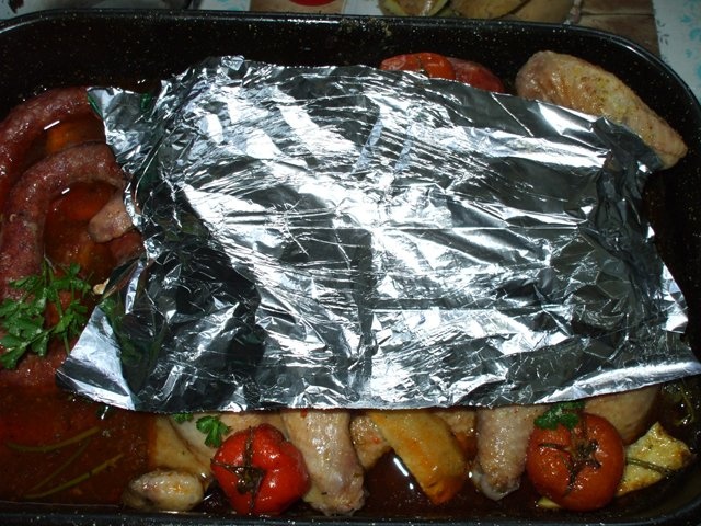 Pui la cuptor cu carnati si rosii