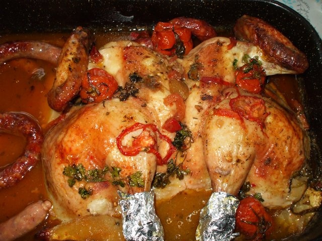 Pui la cuptor cu carnati si rosii