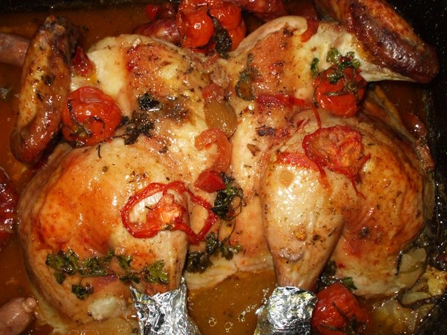 Pui la cuptor cu carnati si rosii