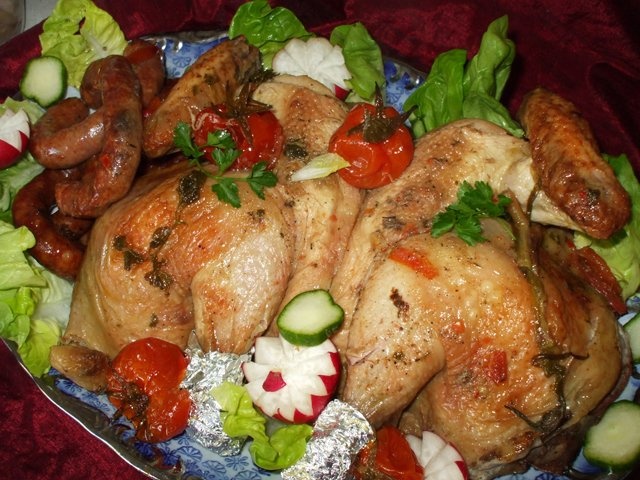 Pui la cuptor cu carnati si rosii