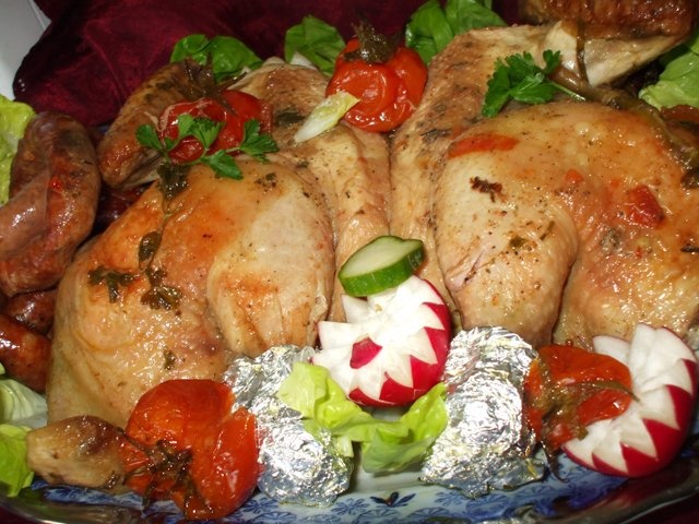 Pui la cuptor cu carnati si rosii