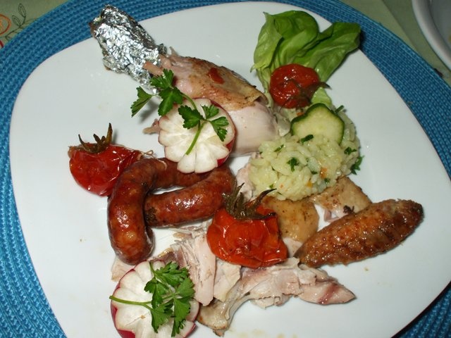 Pui la cuptor cu carnati si rosii