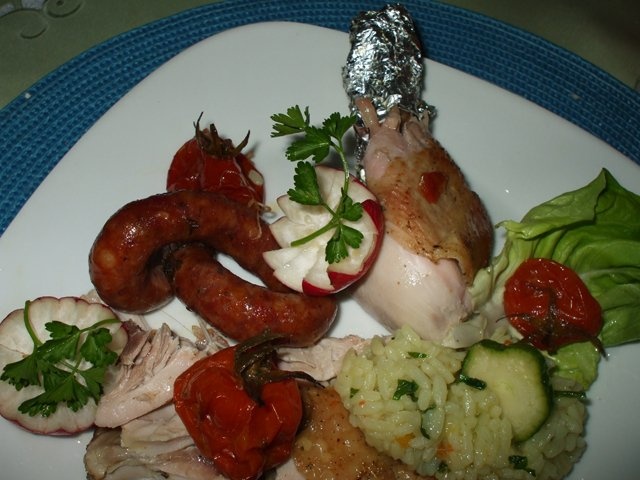 Pui la cuptor cu carnati si rosii