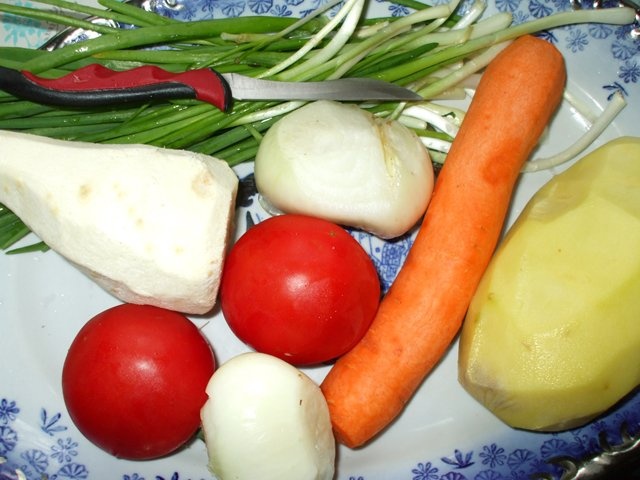 Supa de rosii cu verdeturi si zdrente de ou