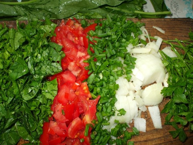 Supa de rosii cu verdeturi si zdrente de ou