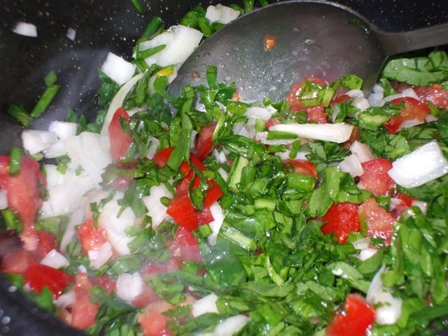 Supa de rosii cu verdeturi si zdrente de ou