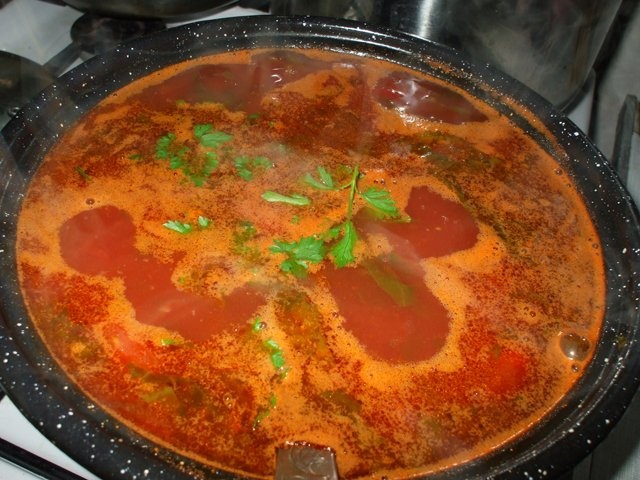 Supa de rosii cu verdeturi si zdrente de ou