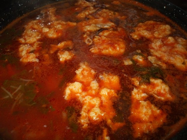 Supa de rosii cu verdeturi si zdrente de ou