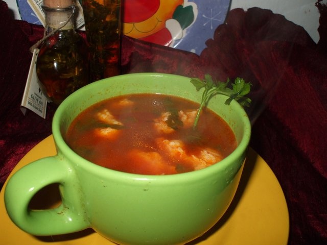 Supa de rosii cu verdeturi si zdrente de ou