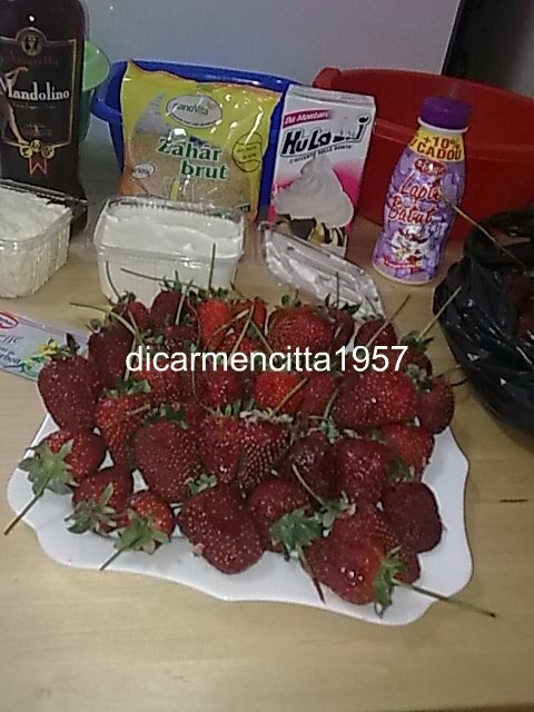 Tort de capsuni,cu crema de iaurt