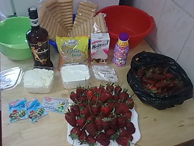 Tort de capsuni,cu crema de iaurt