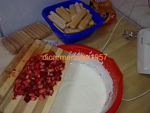 Tort de capsuni,cu crema de iaurt