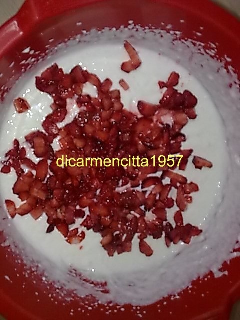 Tort de capsuni,cu crema de iaurt