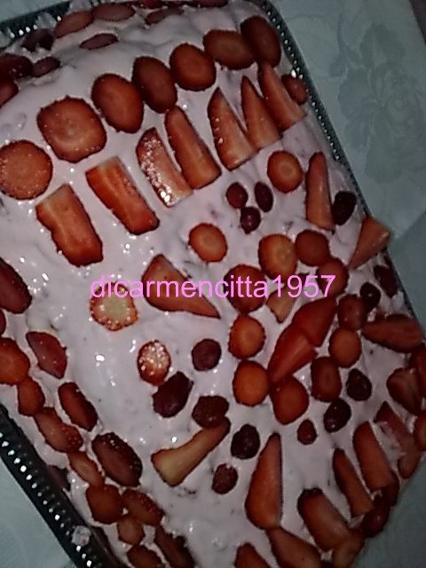 Tort de capsuni,cu crema de iaurt