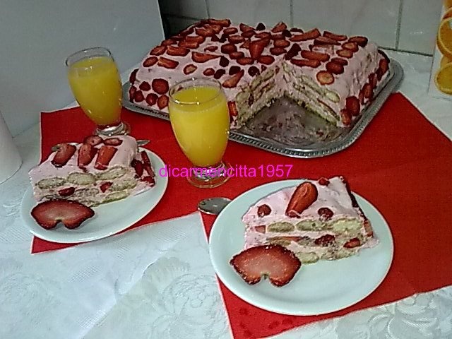 Tort de capsuni,cu crema de iaurt