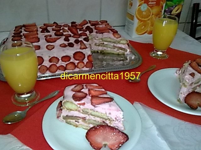 Tort de capsuni,cu crema de iaurt