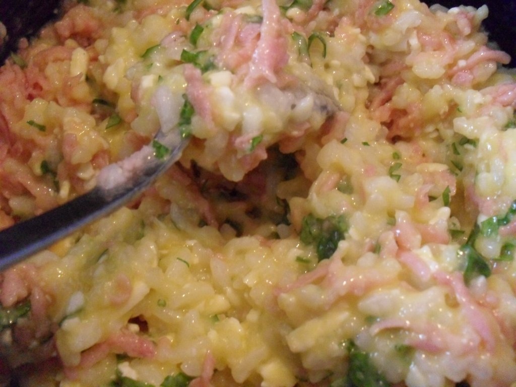 Orez cu sunca si telemea la tigaie