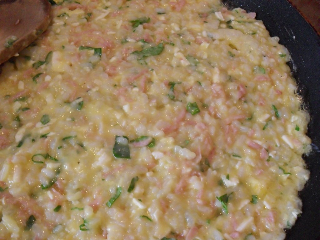 Orez cu sunca si telemea la tigaie