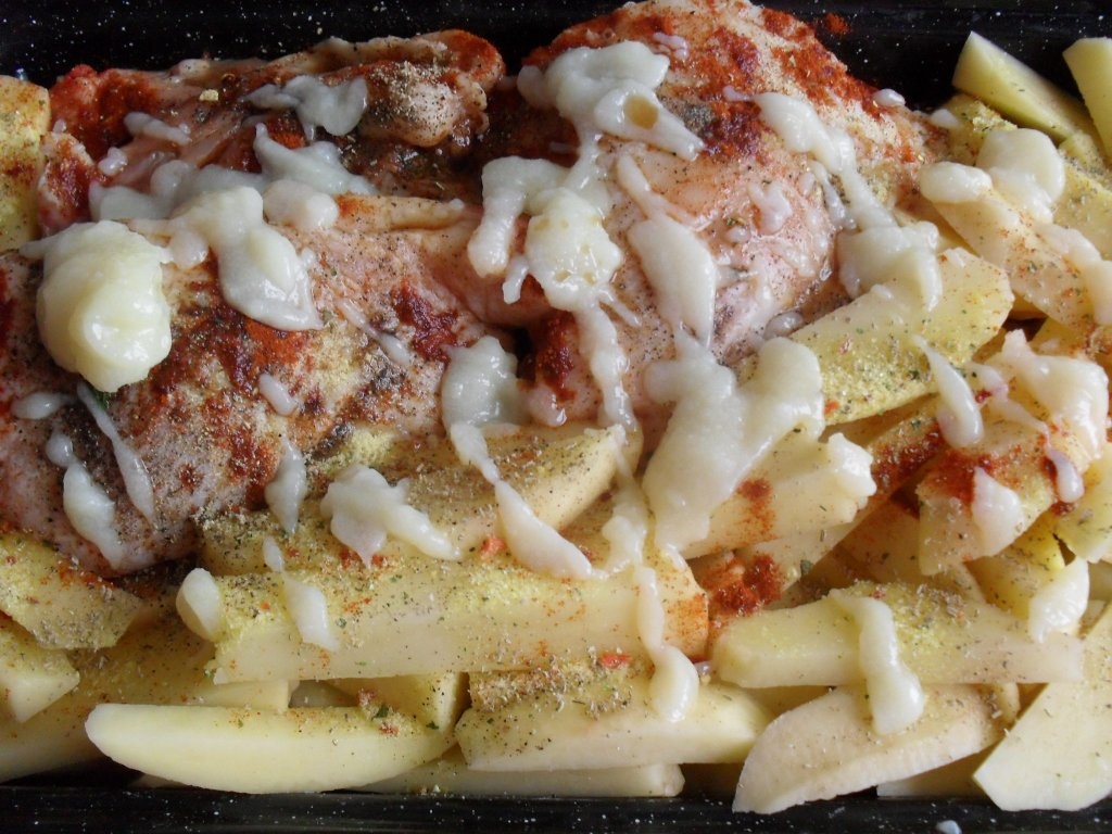 Pulpe de pui cu cartofi si bere neagra