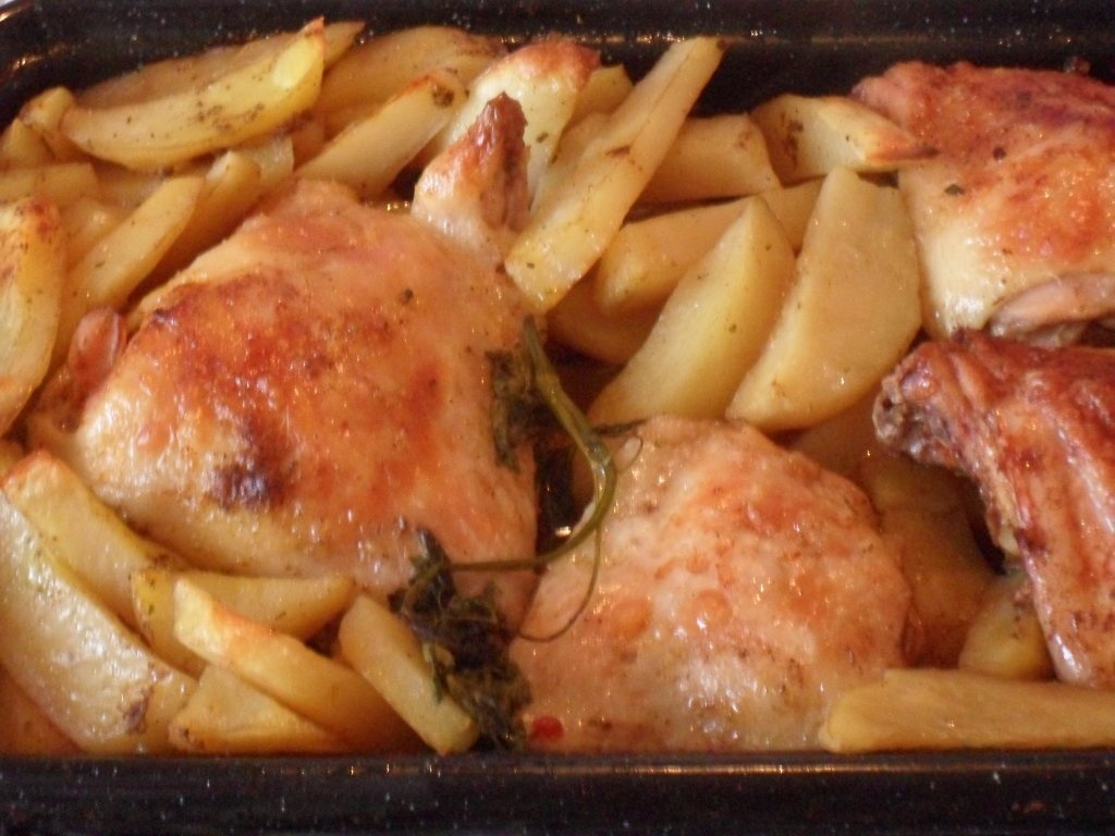 Pulpe de pui cu cartofi si bere neagra