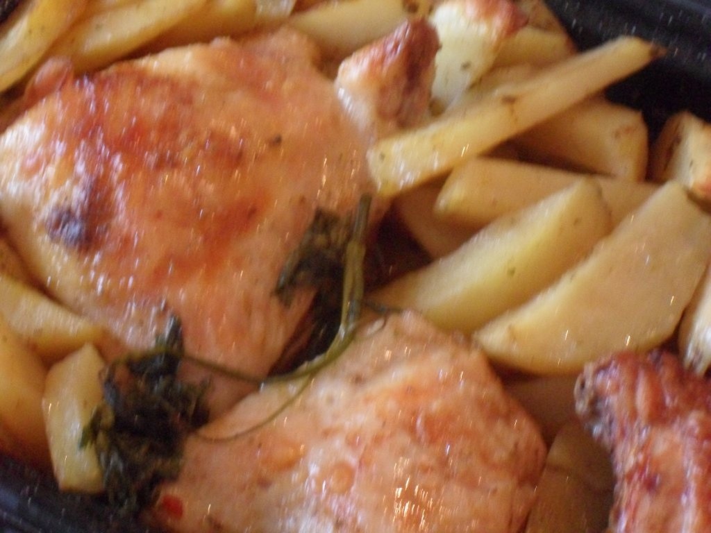 Pulpe de pui cu cartofi si bere neagra