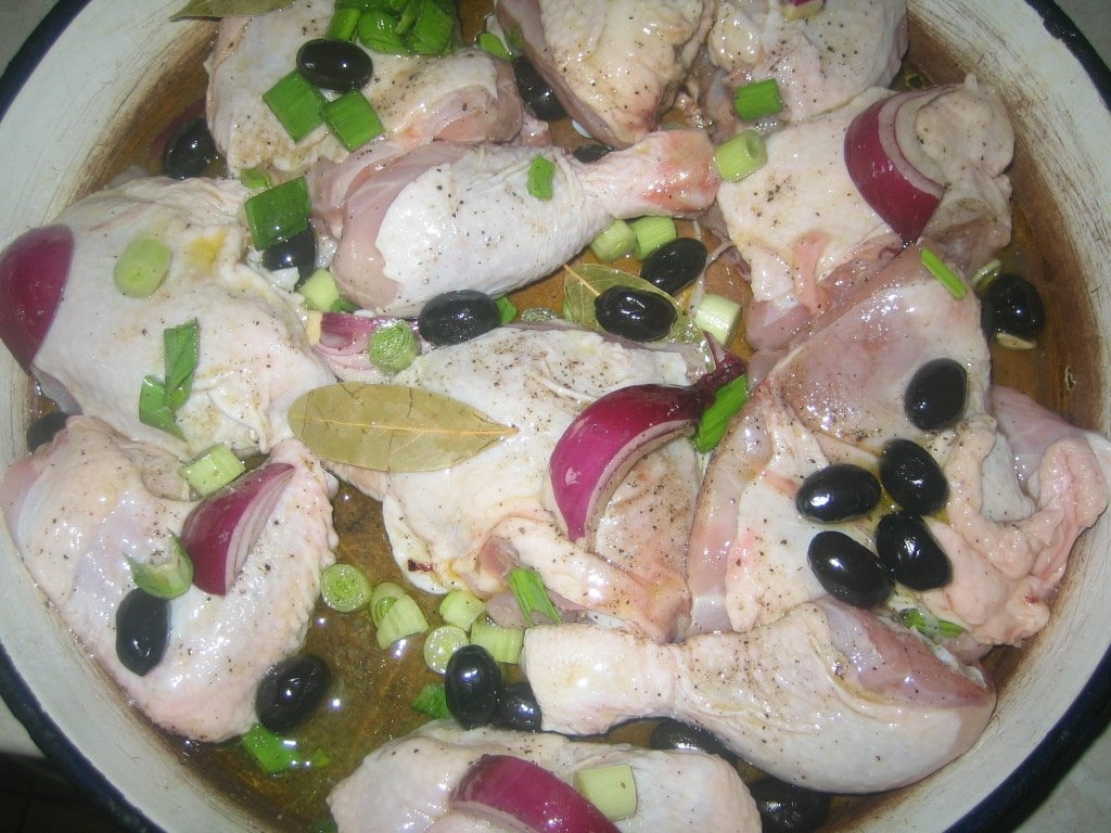 Pui la cuptor cu masline si prune uscate