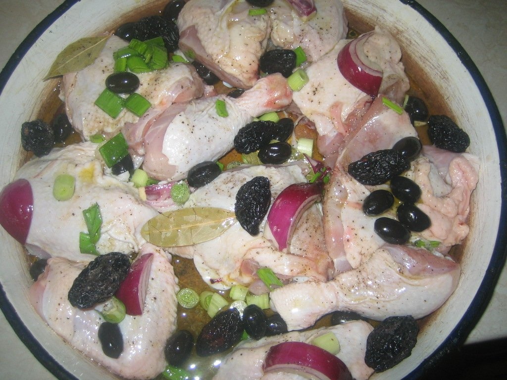 Pui la cuptor cu masline si prune uscate