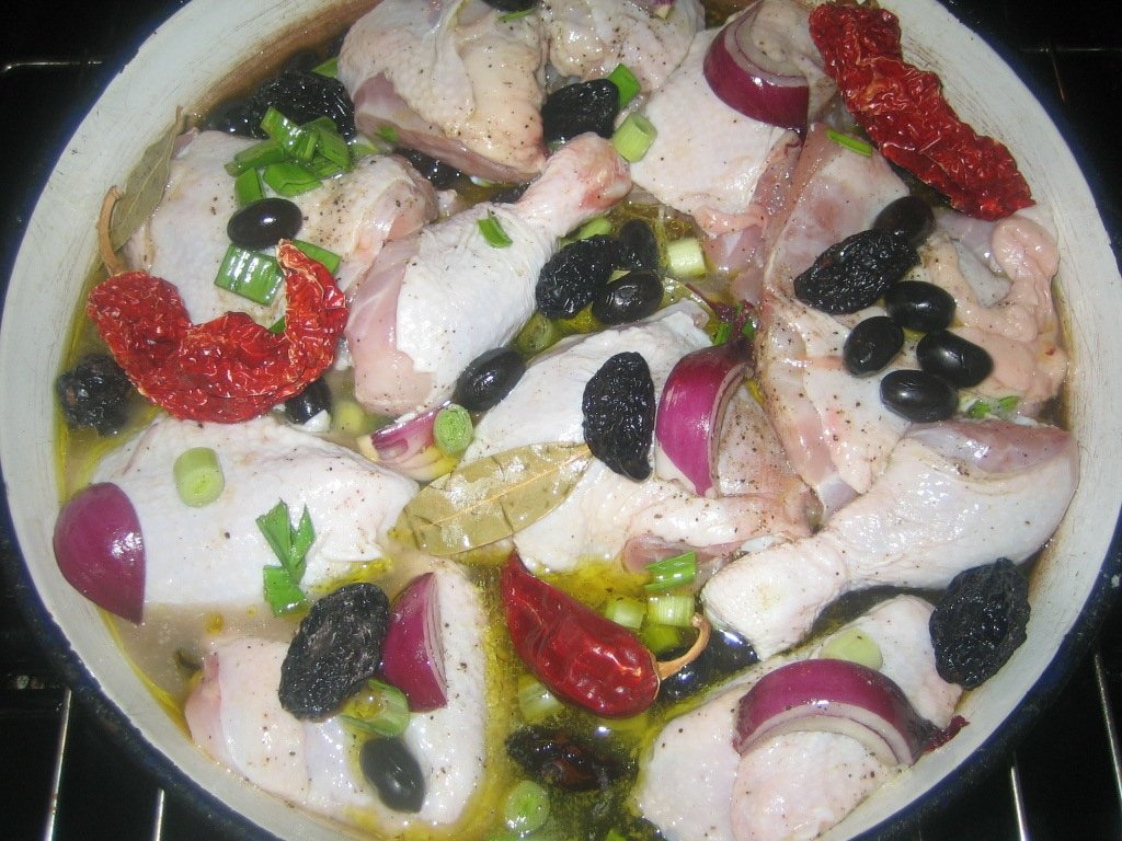 Pui la cuptor cu masline si prune uscate