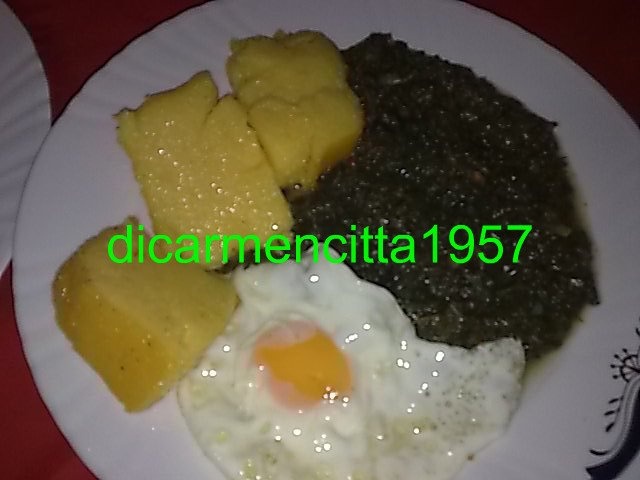 Urzici cu ochiuri si mamaliguta prajita