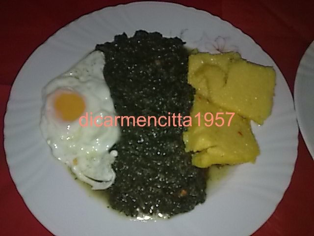 Urzici cu ochiuri si mamaliguta prajita