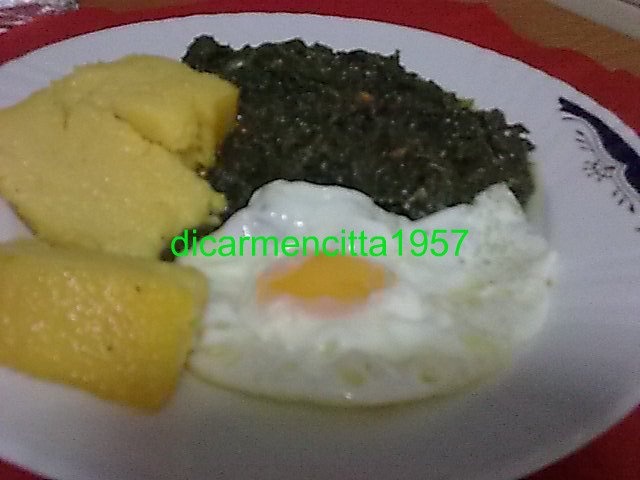 Urzici cu ochiuri si mamaliguta prajita